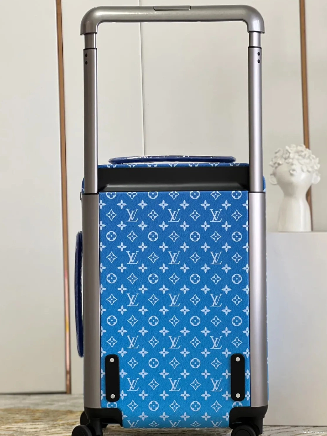 37L CLOUDS 55 SUITCASE HORIZON CABIN CUSTOM 0515
